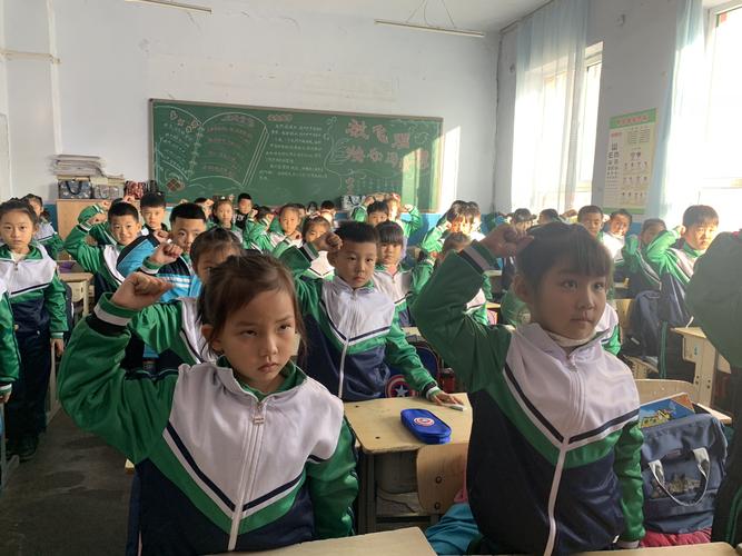 飘扬的红领巾，光荣的少先队——朝阳镇中心小学少先队队前教育活动