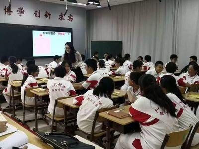 人大附中朝阳学校与朝阳中心小学联合举办“弘扬爱国主义”系列主题班会，共筑青春爱国情